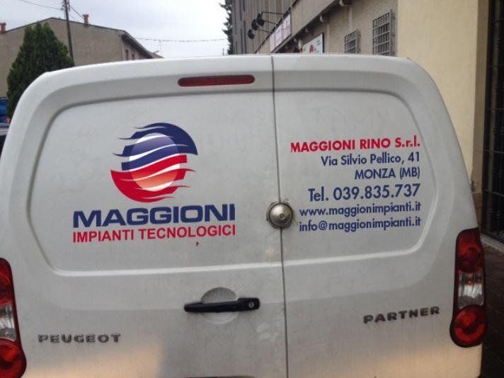 furgone con pubblicità decorata