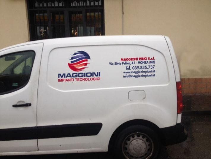 furgone bianco con pubblicità