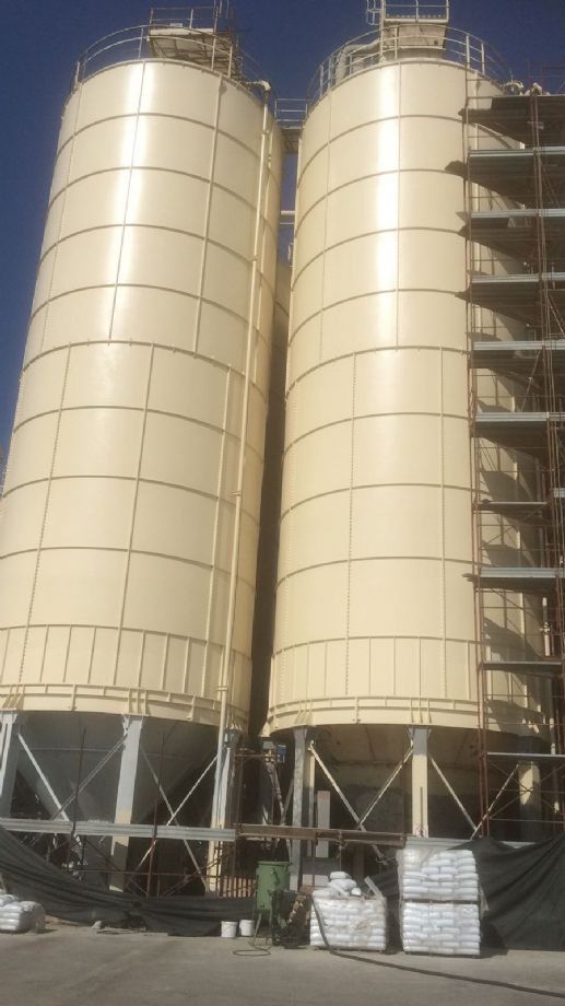 Silos in un porto mercantile