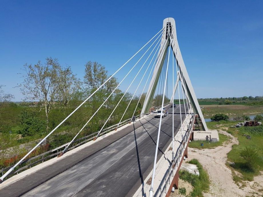 Un ponte con tiranti