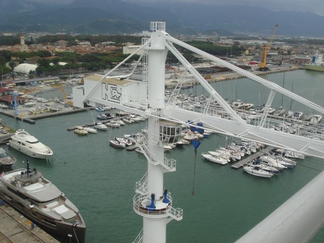 Gru in un cantiere navale