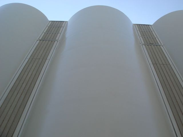 Facciata di un serbatoio industriale