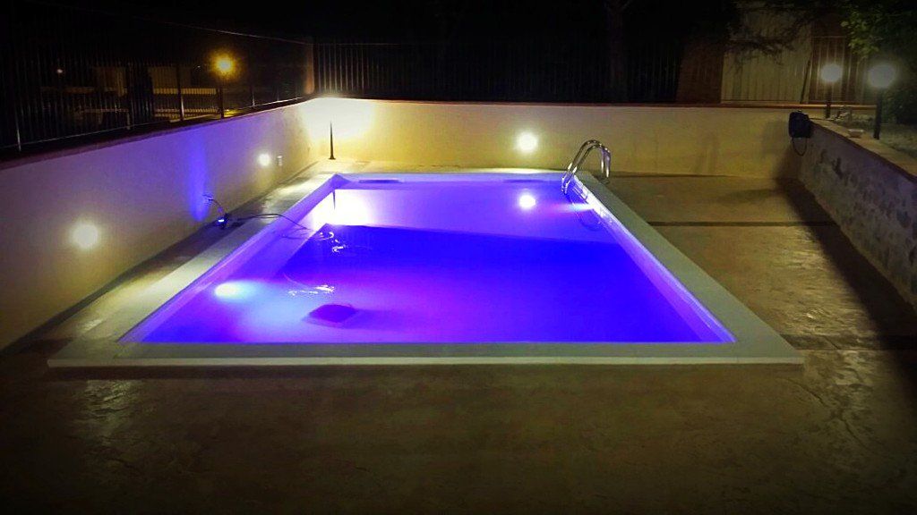 piscina con acqua viola