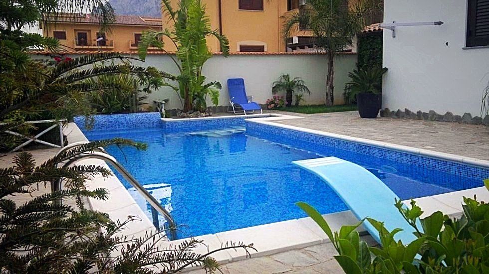 piscina su misura con trampolino incorporato