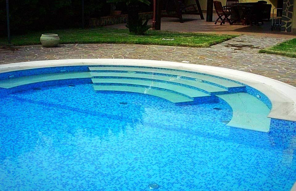 piscina in cemento con scalini