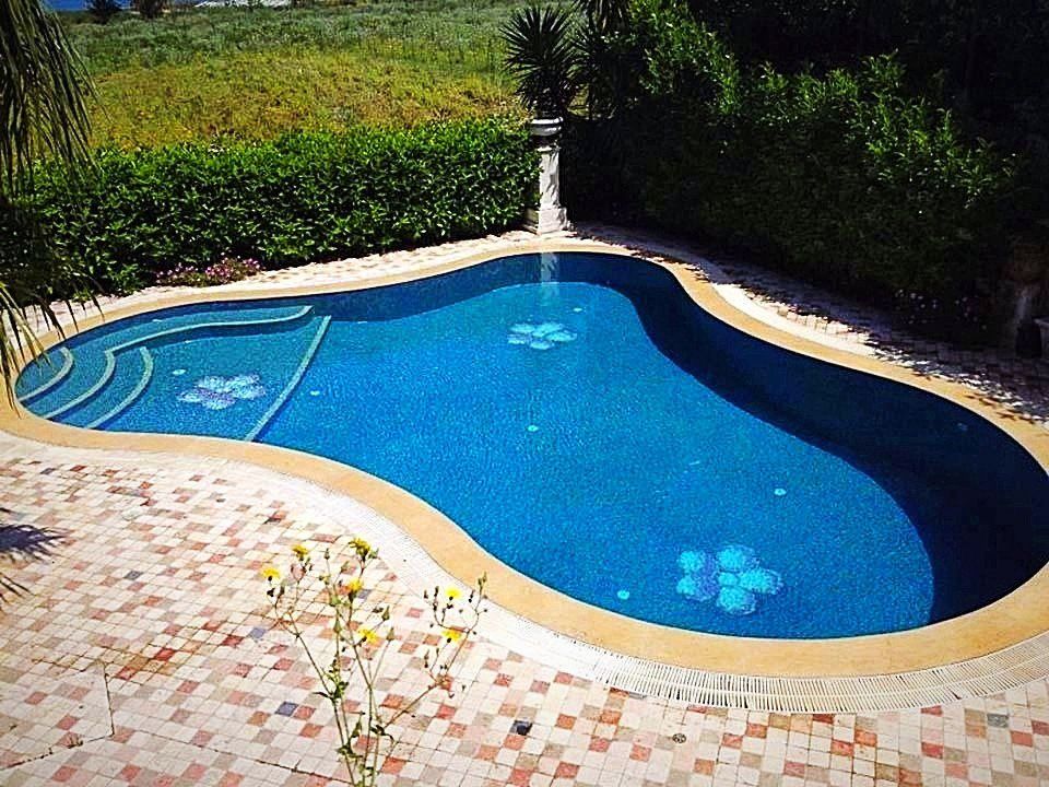 piscina interrata con decorazioni in ceramica sul fondo