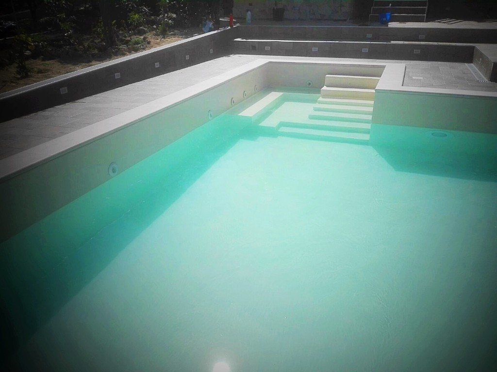 piscina con fondo bianco