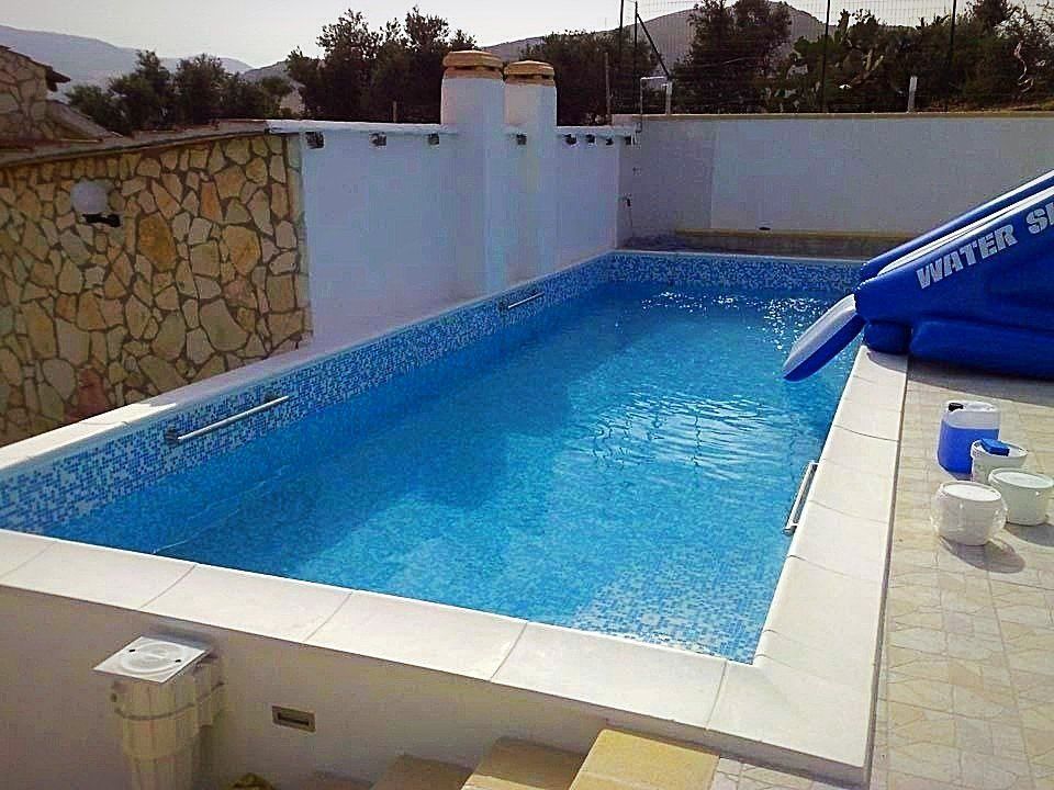 piscina con rivestimento fondo in ceramica