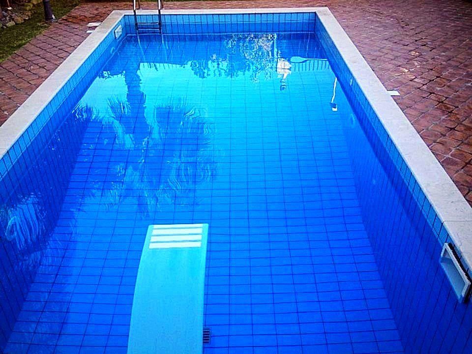 piscina rettangolare con trampolino