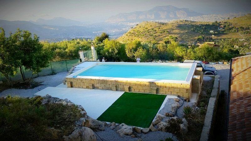 piscina con rivestimento in pietra