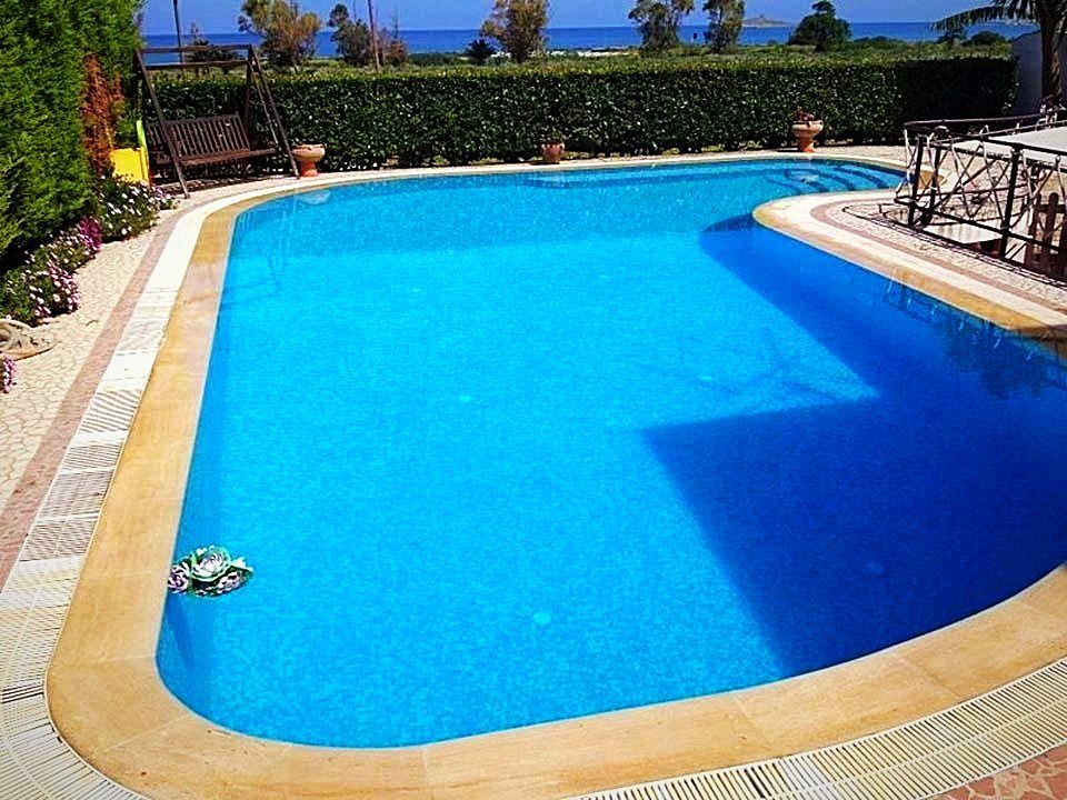 piscina in cemento a forma di virgola