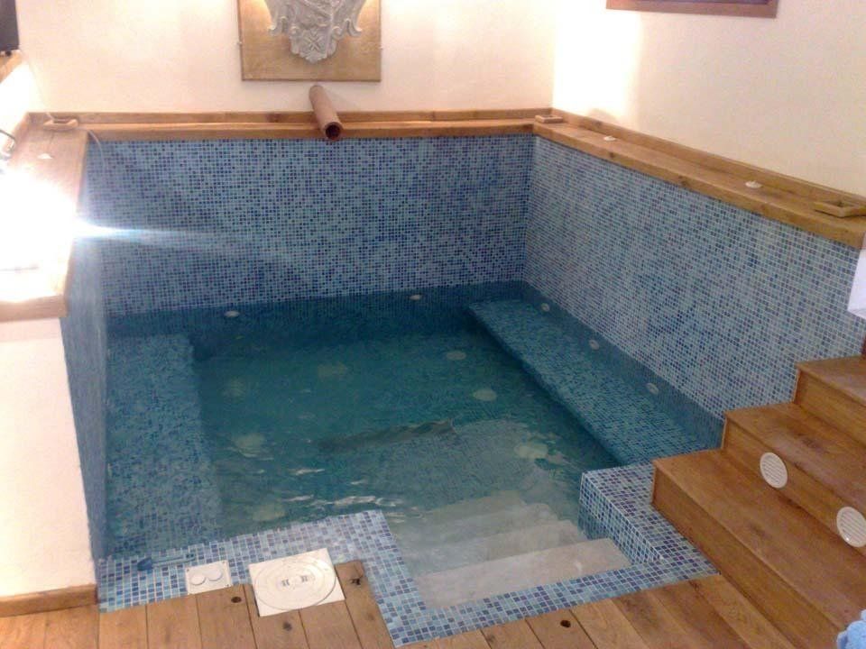 piscina interna con mosaico