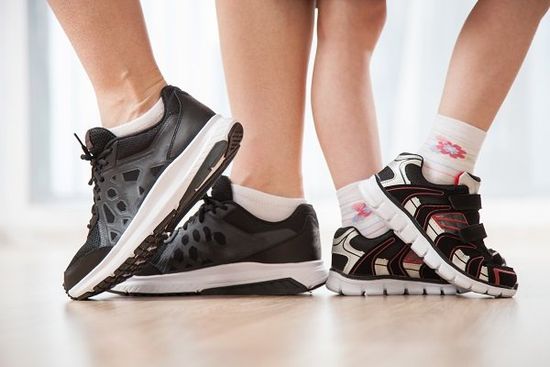 primo piano di piedi di bambino e ragazzo con scarpe da ginnastica