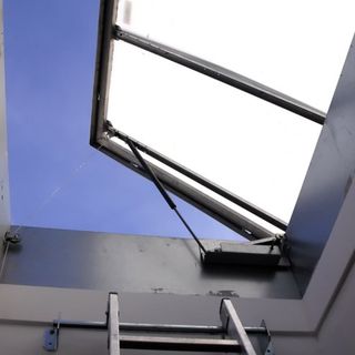Photo de trappe de désenfumage dans un escalier d'un copropriété. Photo de trappe de désenfumage