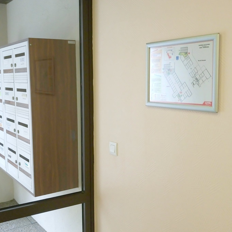 Photo d'un plan d'intervention dans un hall d'escalier pour la sécurité incendie des personne qui habite dans l'immeuble.