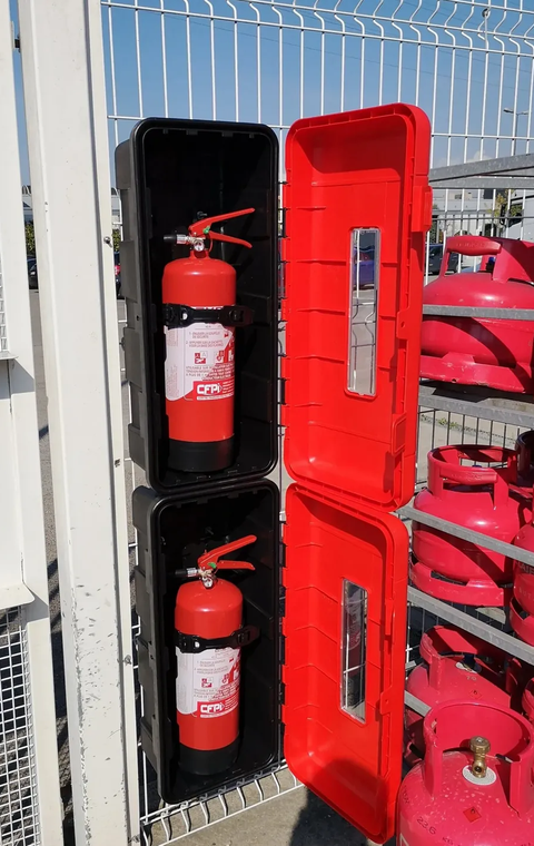 Extincteurs CFPI sur un toit d'un établissement de l'u de nos client pour la protection des systèmes de chauffage et refroidissement. Image de deux extincteurs sur un toit