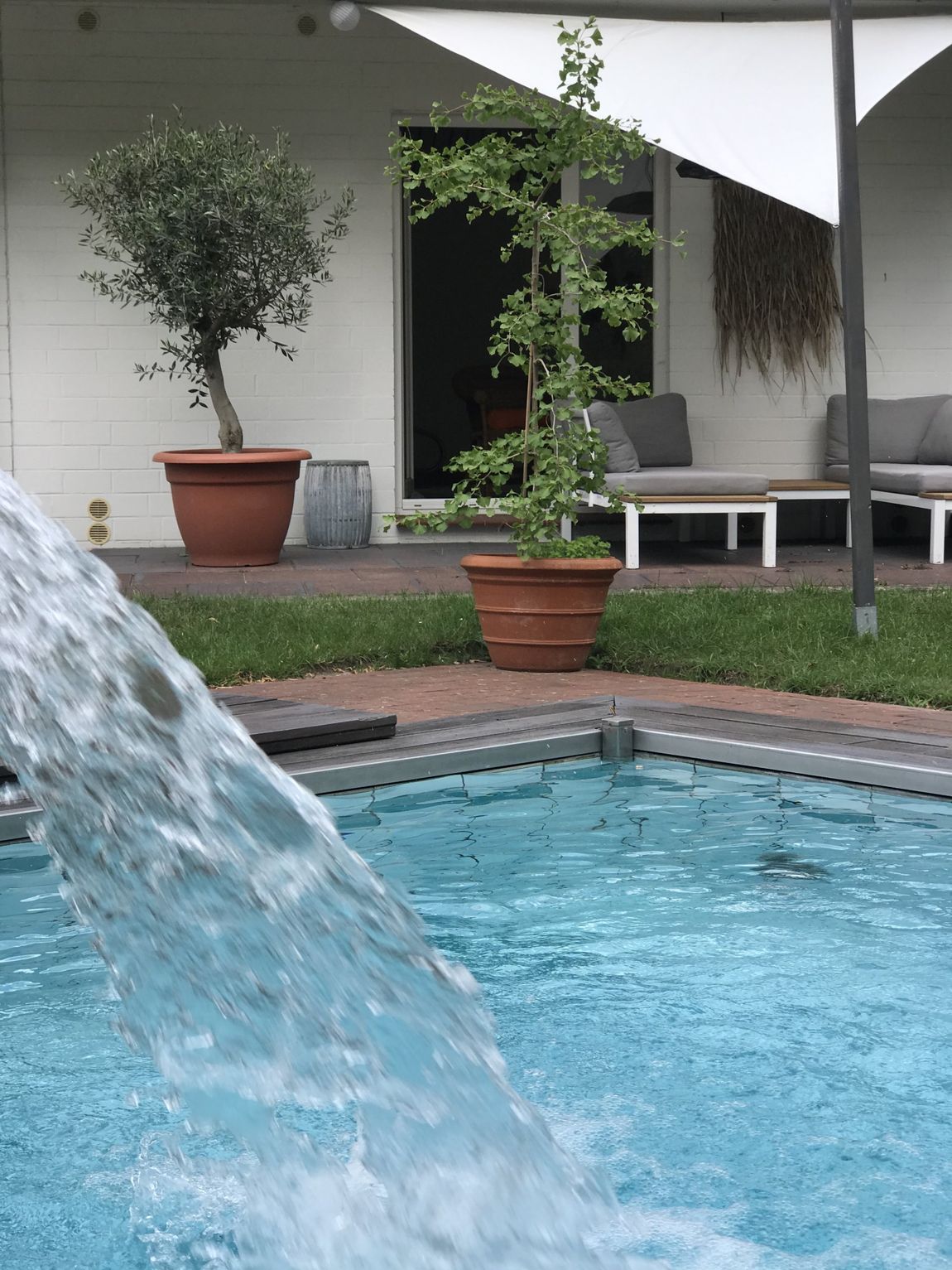 Ein Springbrunnen spritzt Wasser in ein Schwimmbecken