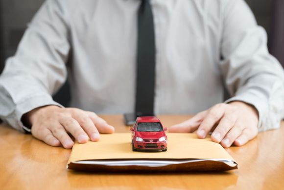 Modellino auto su pratiche