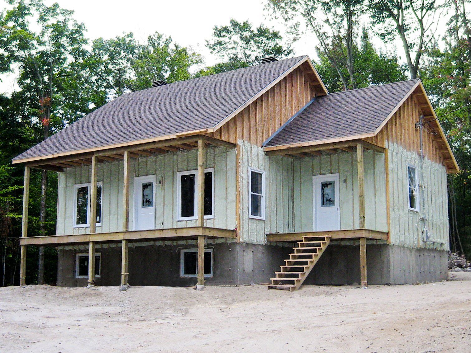 vue extérieure d'un maison en construction avec isolation au polyuréthane giclé