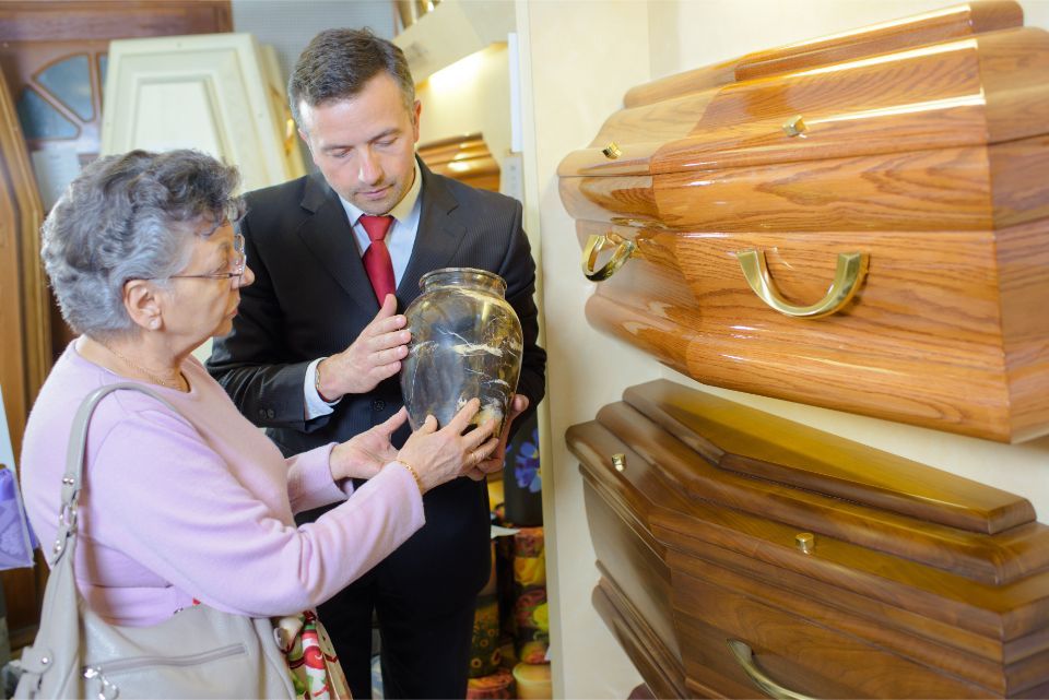 Persona all'interno di un'agenzia funebre