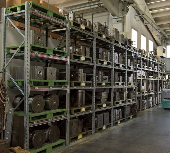 uno scaffale in ferro con del materiale