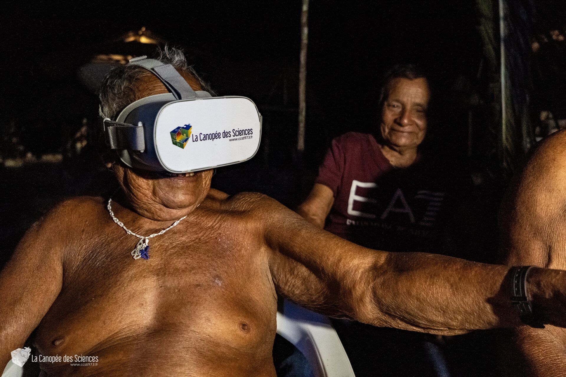 Un homme âgé porte un casque de réalité virtuelle.