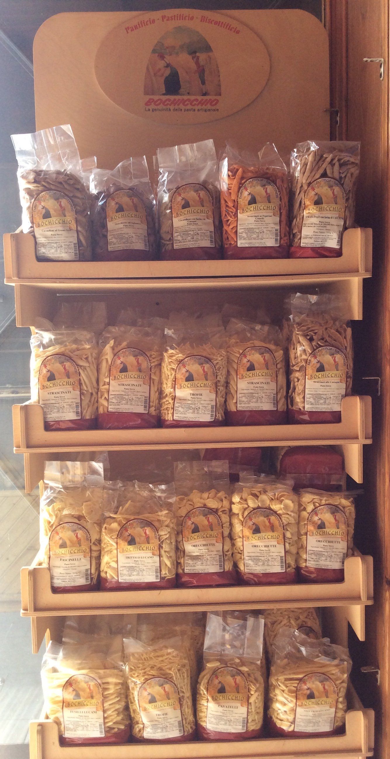 confezioni pasta su scaffali