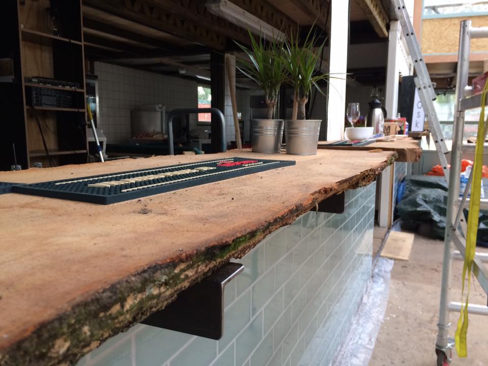 Bar met een houten aanrechtblad met natuurlijke randen.