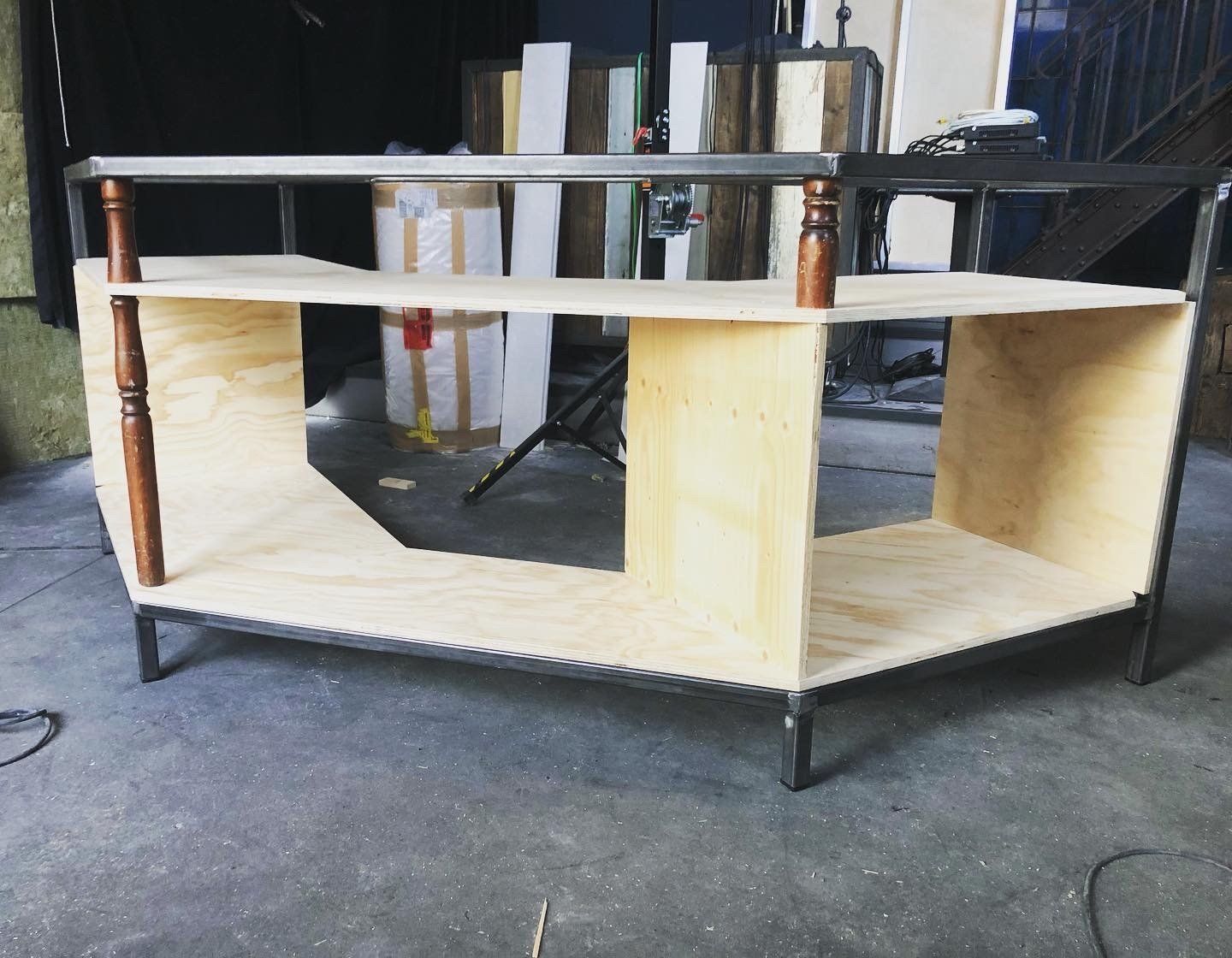 Houten en metalen stellingkast in een werkplaatsomgeving.