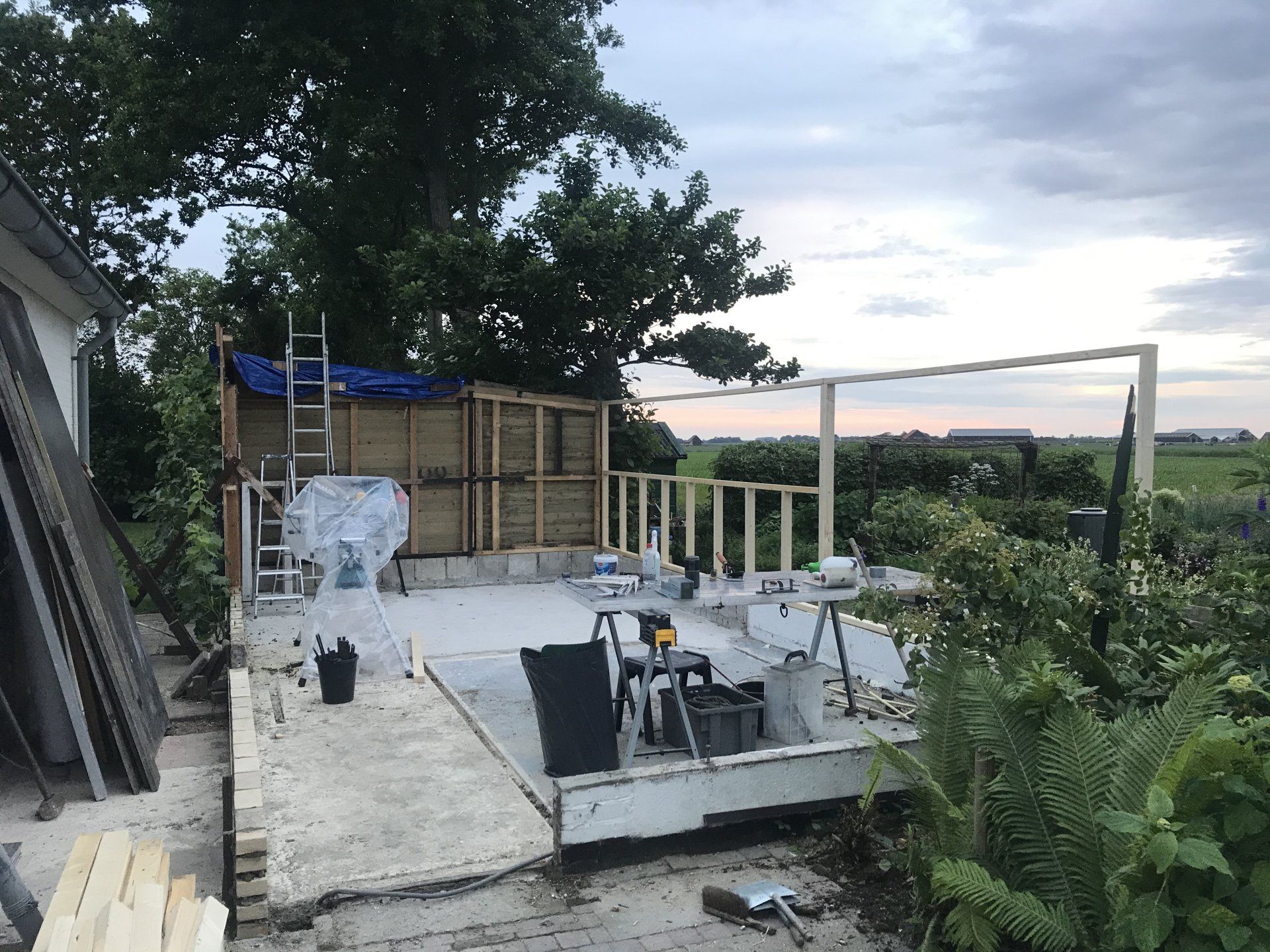 Bouwplaats: houten frame, betonnen fundering.