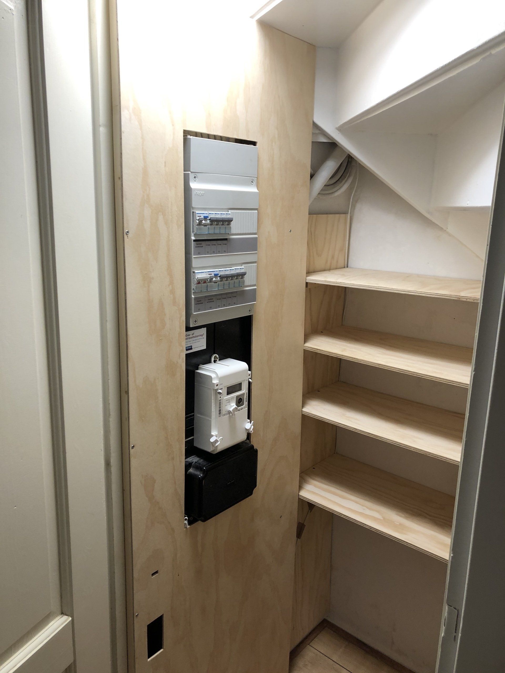 Een smalle kast met multiplex panelen.