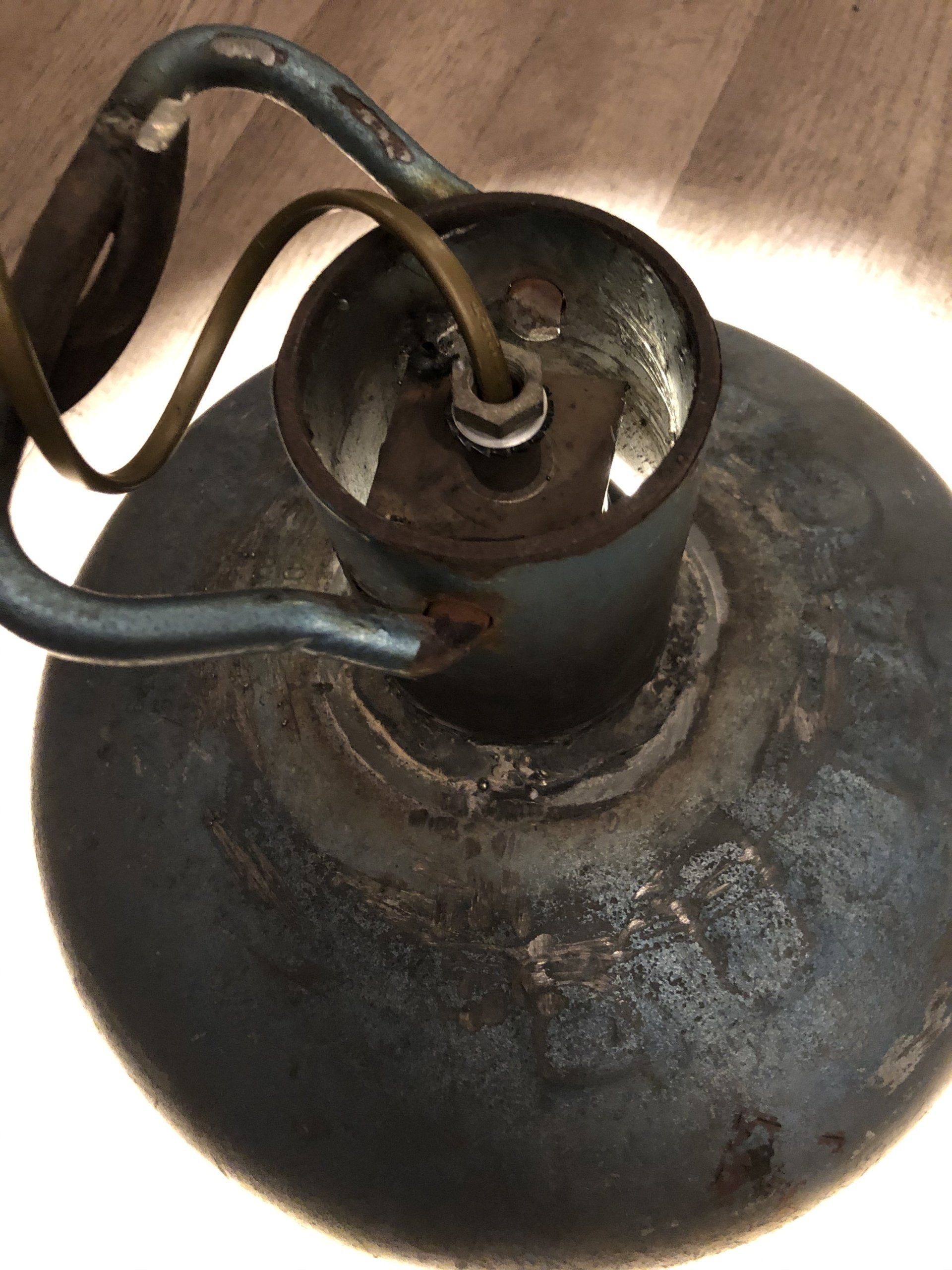Vintage lampkop van blauw metaal met zichtbare bedrading.