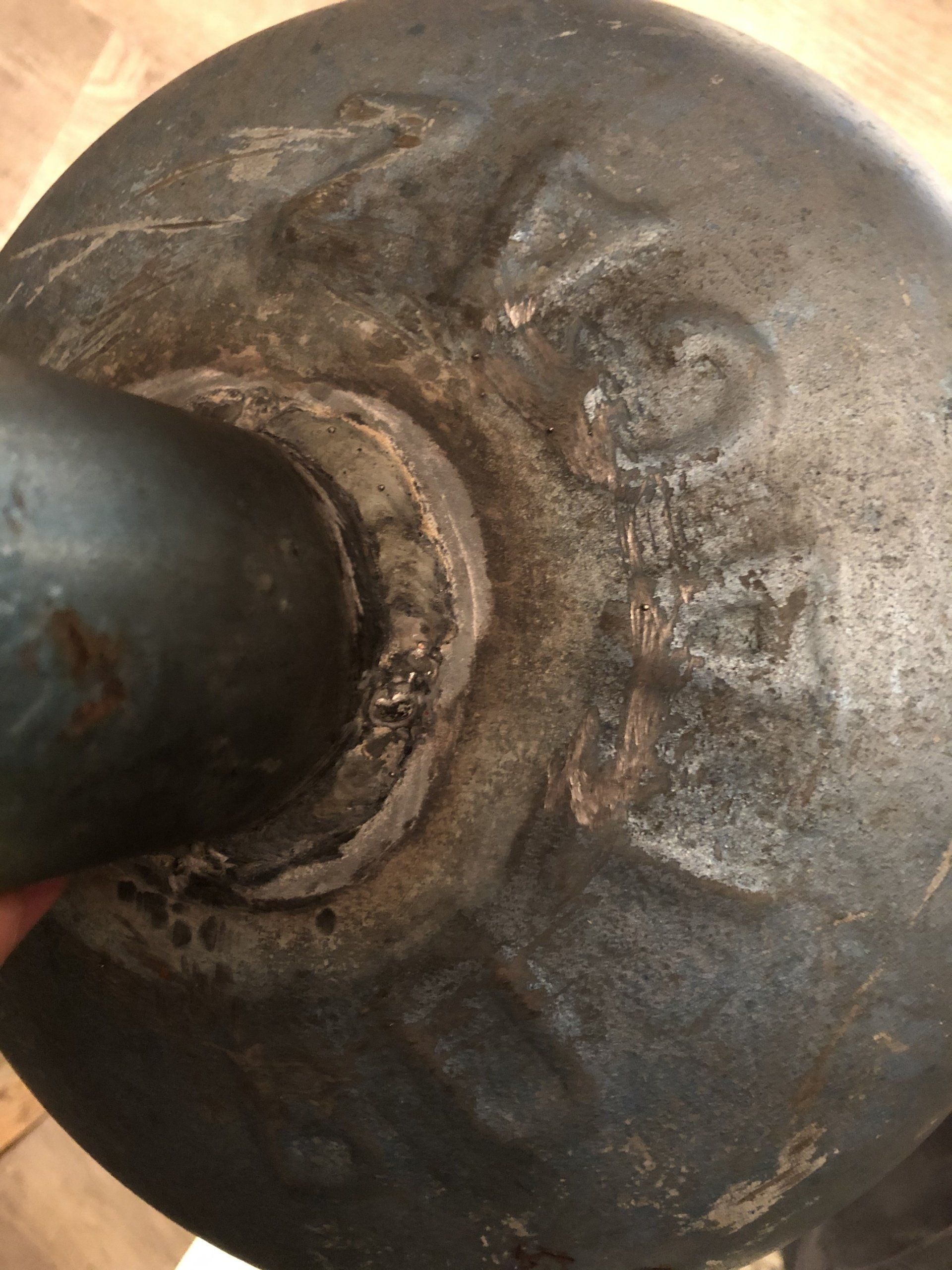 Detailopname van een lamp met gedeeltelijk zichtbare markeringen; donkergrijs