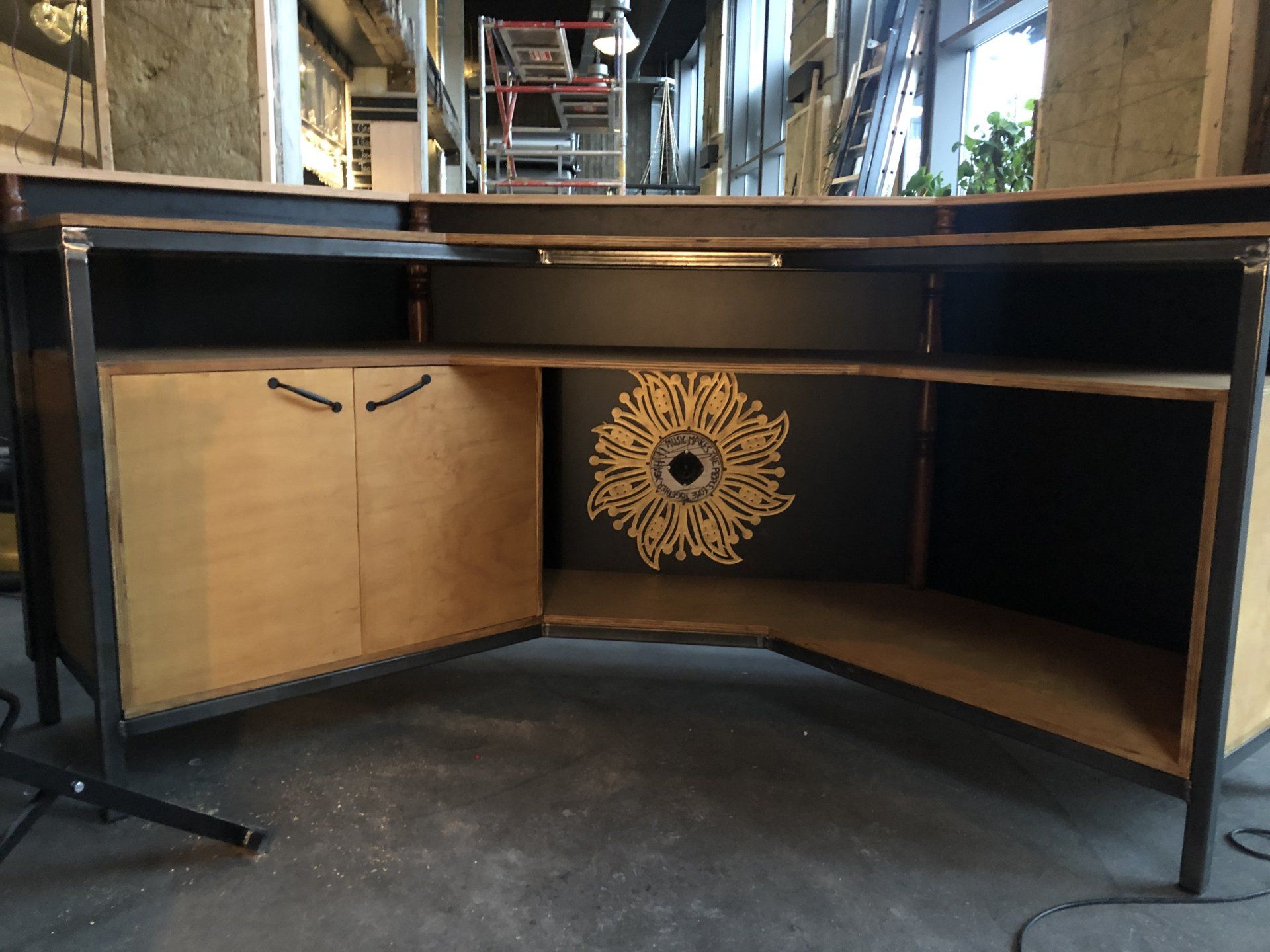 Een zwarte bar met houtaccenten en een decoratief ontwerp op het achterpaneel.