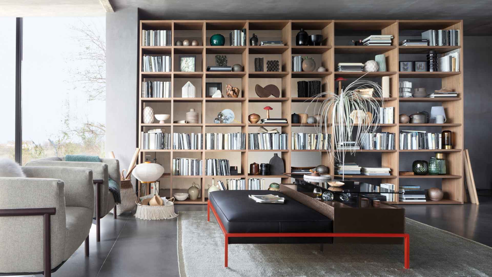 salotto con libreria in legno