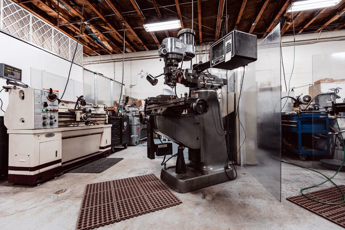 A machine is sitting in the middle of a room in a factory.