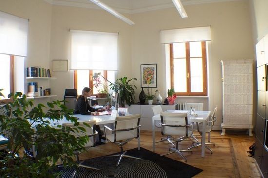 Interni di studio legale con arredamento moderno e pavimento in legno
