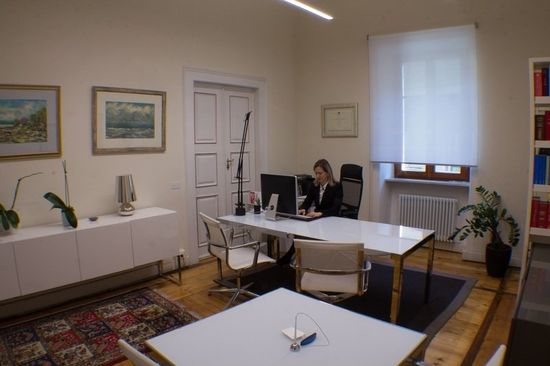 Interni di studio legale con tappeto persiano e pavimento in legno