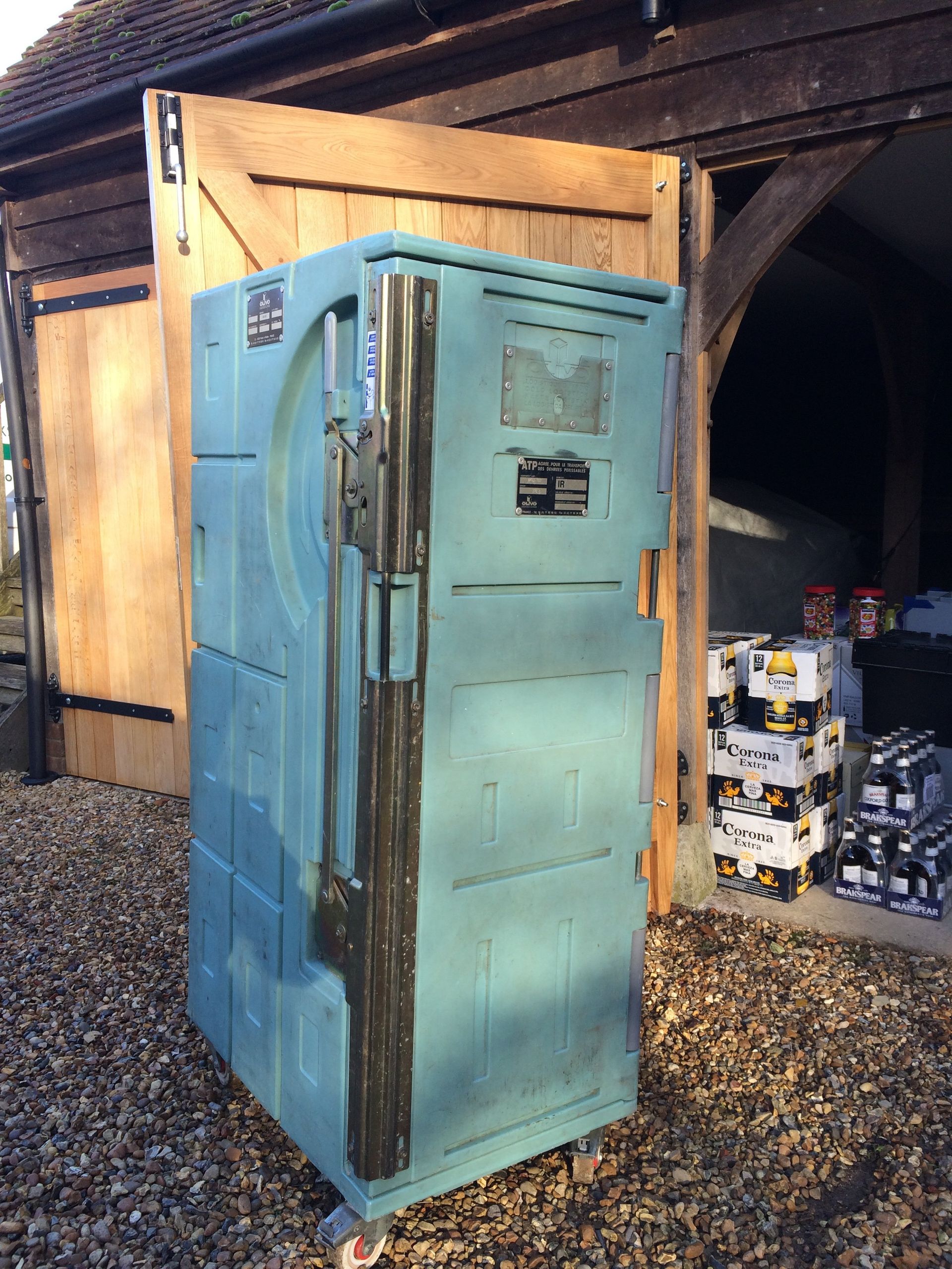 Insulated storage containers