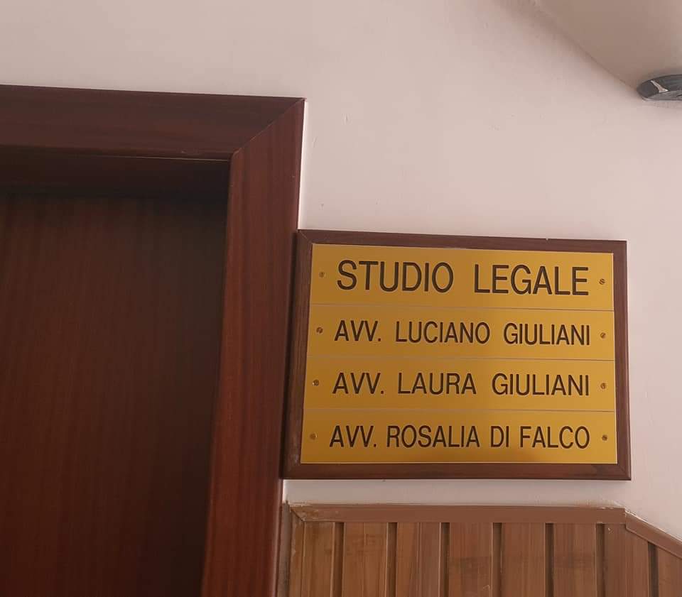Avvocato e cliente in studio legale