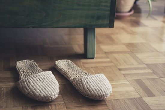 pantofole su di un parquet