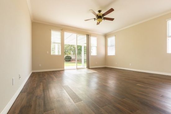 vista di una stanza vuota con parquet a testa