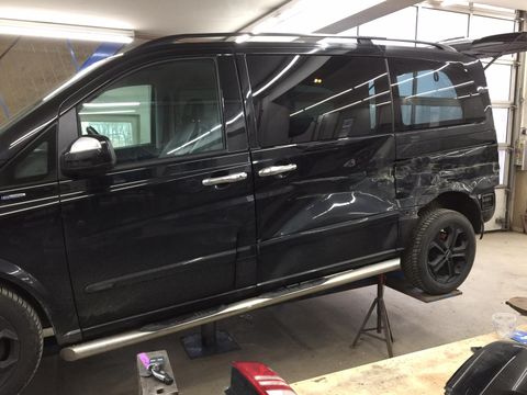 schwarzes Auto Karosserie beschädigt