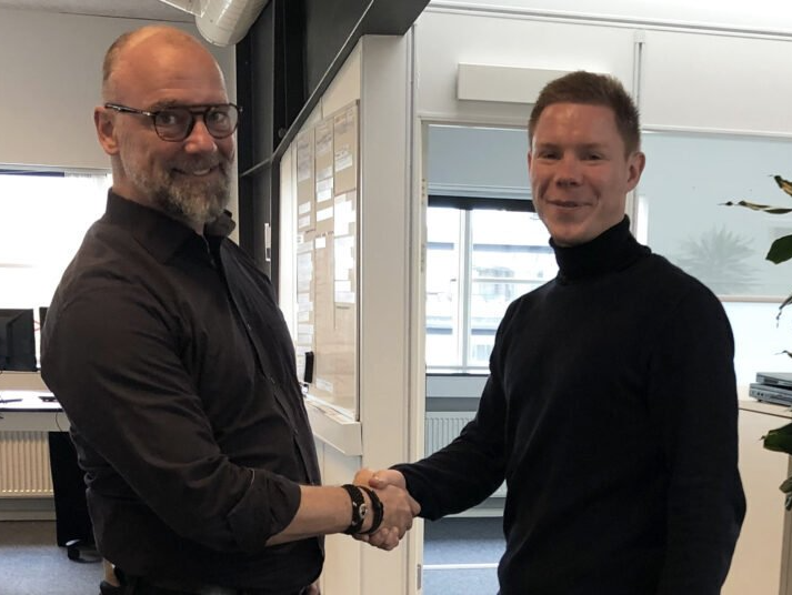 Jonas og Torben der giver hånd