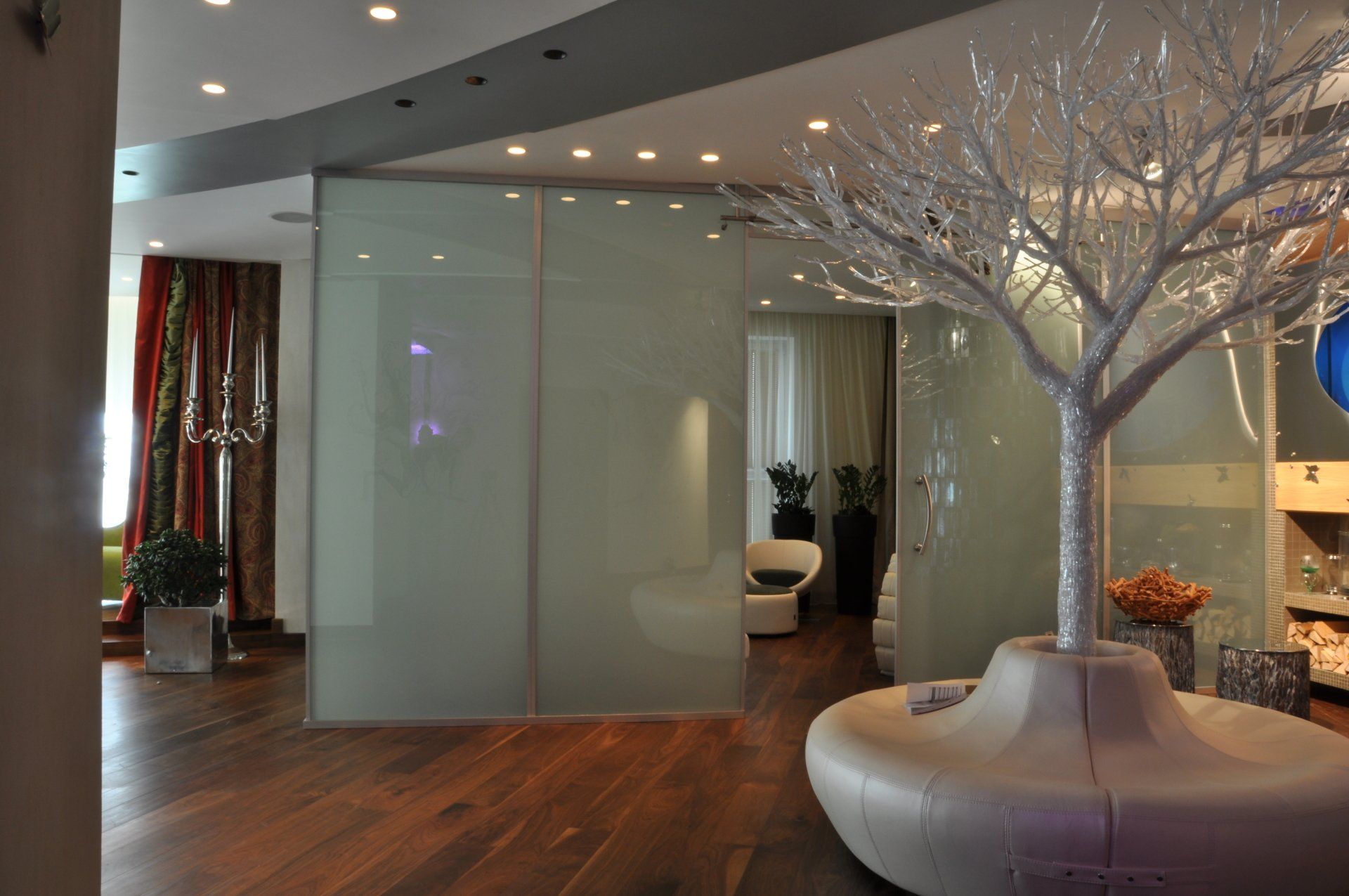 Frameless glass partitions