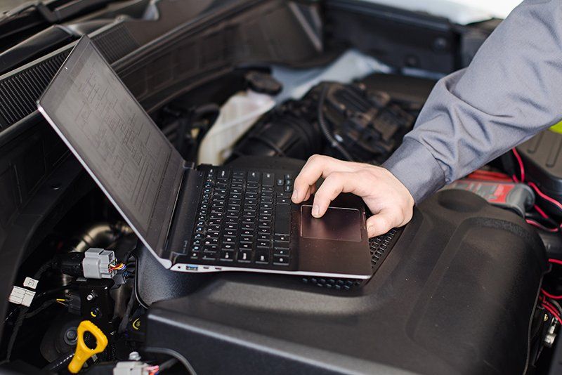 Revisione via computer del motore