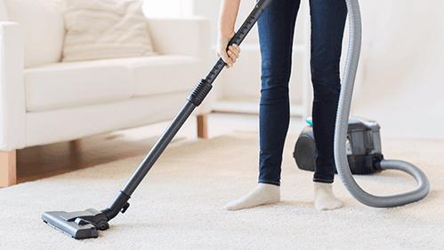 Expert doing the carpet cleaning 
