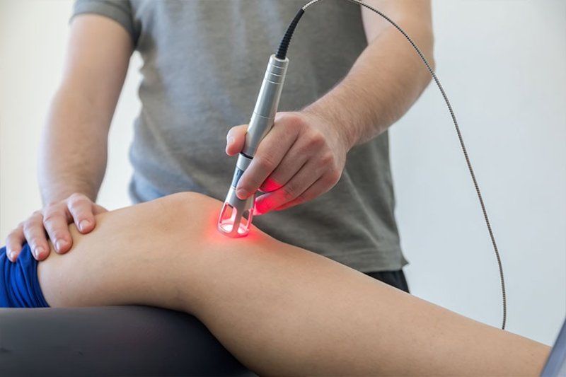 Trattamento laser su ginocchio
