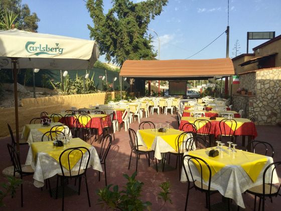 tavoli imbanditi all'esterno