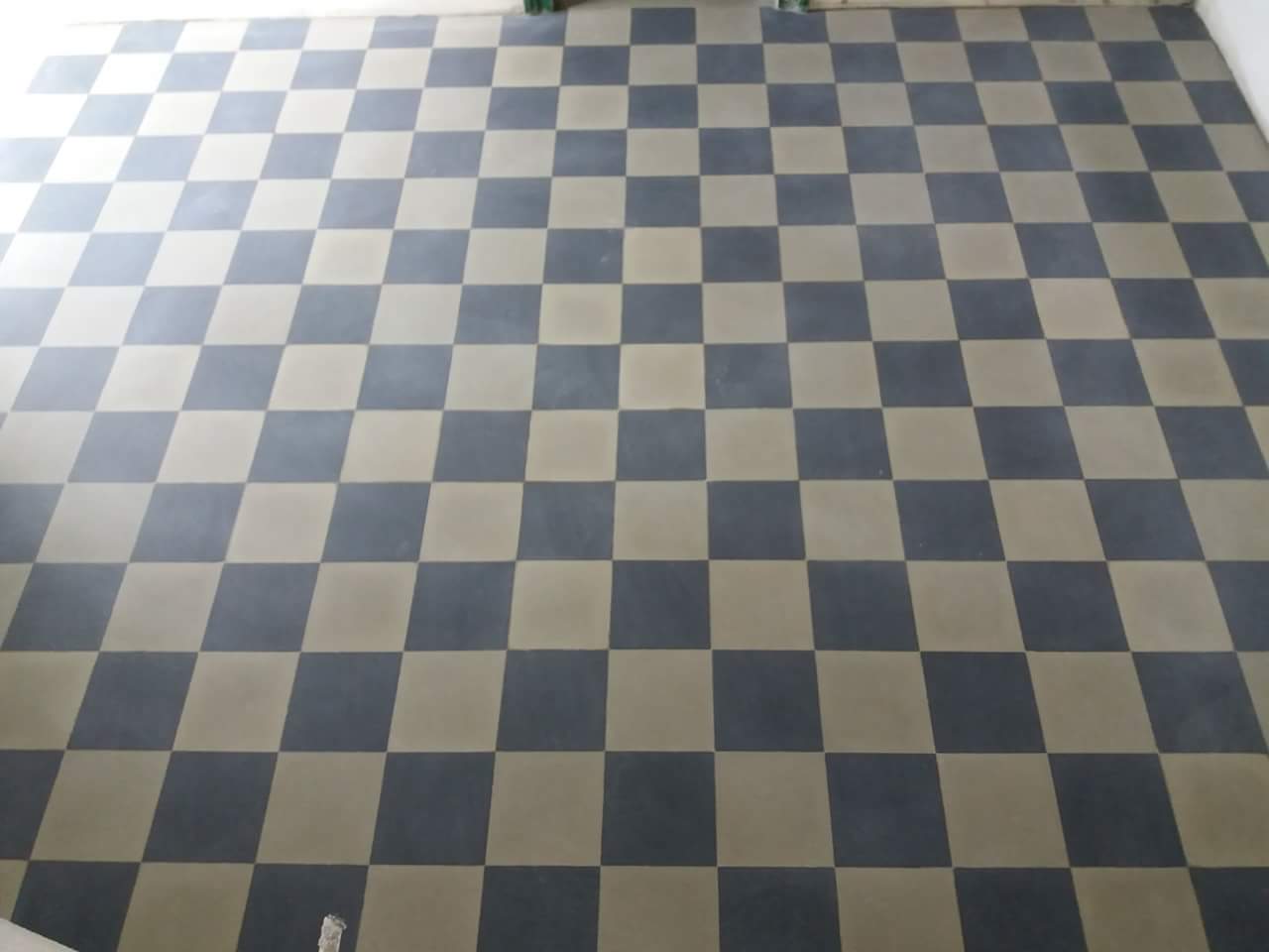 un pavimento a scacchi di color nero e grigio